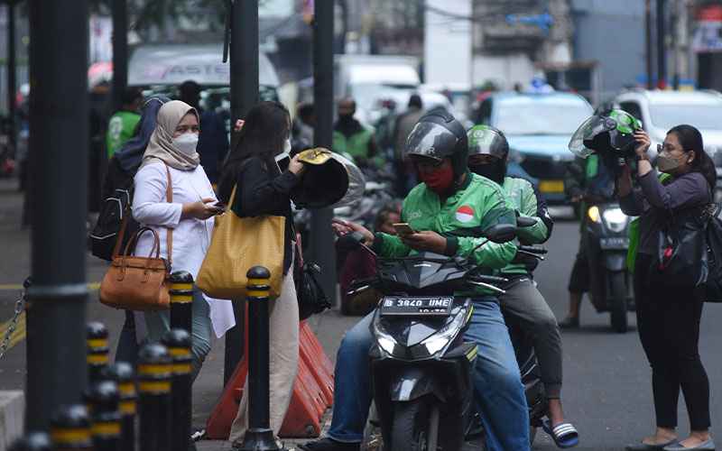 Pengemudi ojek online roda dua yang kini berstatus pengusaha mikro