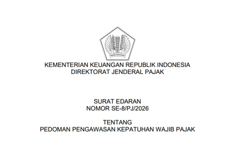 Petugas pajak memeriksa dokumen kepatuhan wajib pajak