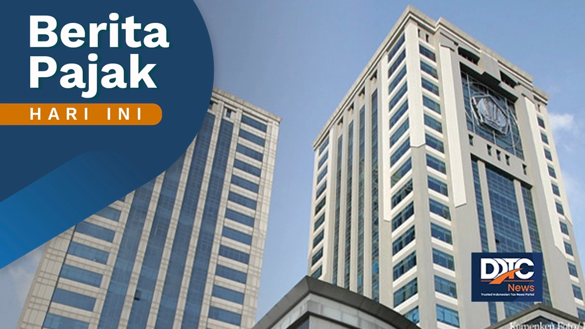 Petugas pajak memeriksa data penerimaan pajak dan sistem Coretax di kantor DJP